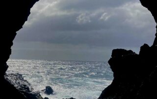 Cueva en la costa de Mala