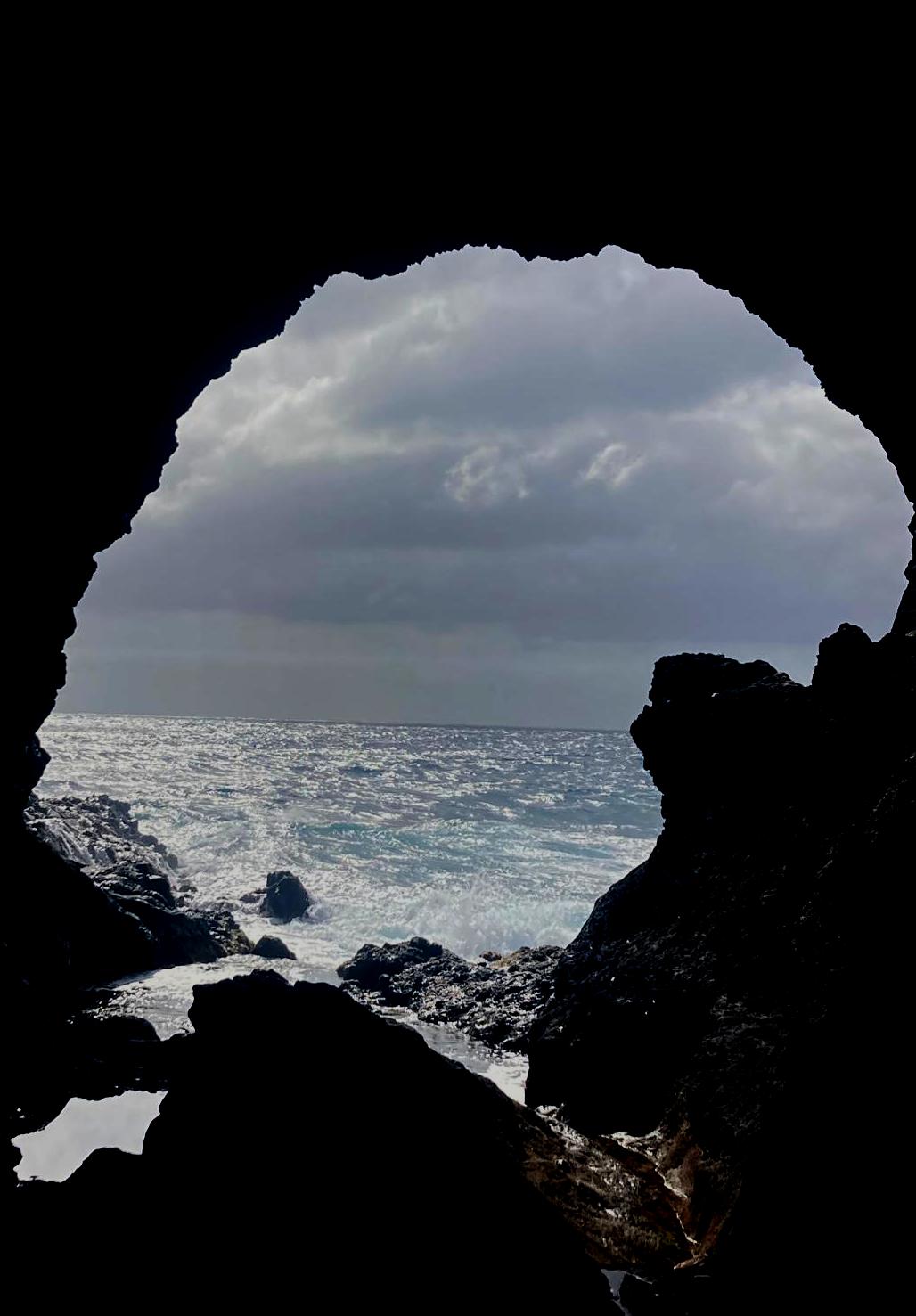 Cueva en la costa de Mala